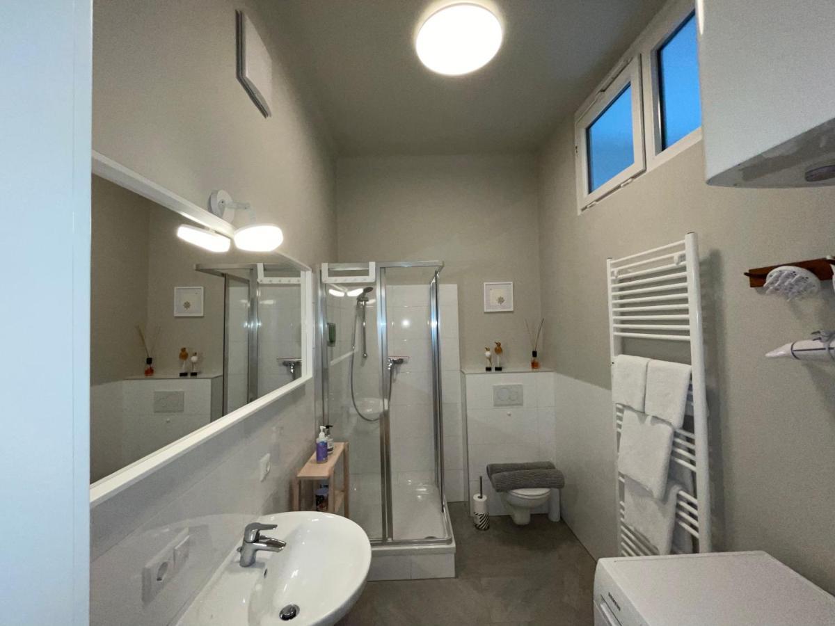 White Flat By Grazrentals With Cool Location & Free Parking Eksteriør bilde